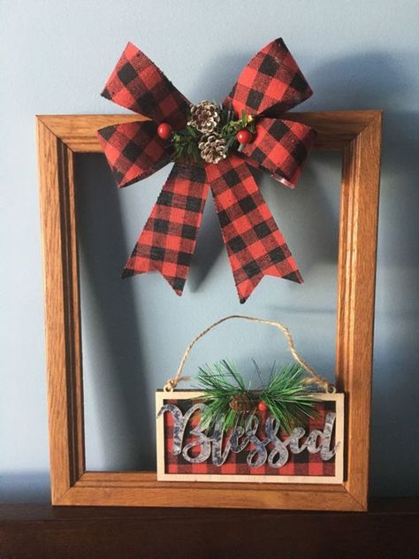 Frame Wreath Ideas, Frame Wreaths, Christmas Frames Diy, Picture Frame Wreath, Christmas Picture Frames, Christmas Decorations Centerpiece, Unique Wreath, Vintage Christmas Crafts, Picture Frame Crafts