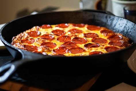 How to cook pizza in a cast iron pan Frying Pan Pizza, Classic Brownies Recipe, Fancy Pizza, Cast Iron Pizza, Skillet Pizza, Iron Skillet Recipes, Cooking Pizza, Cast Iron Skillet Recipes, Cast Iron Recipes