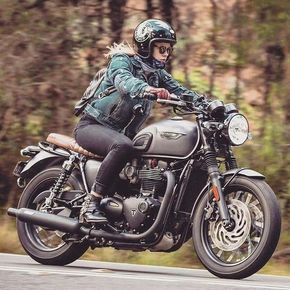 Triumph Bonneville T120 Female Bikers, Triumph Bonneville T120, Triumph Bikes, Мотоциклы Cafe Racers, Cafe Racer Girl, Biker Babe, Female Biker, Motorcycle Culture, Moto Vintage