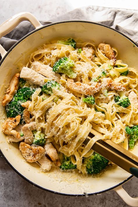 Simple Pasta Ideas, Broccoli Spinach Pasta, Healthy Meals Chicken, Chicken Brocolli Alfredo, Pasta With Chicken And Broccoli, Chicken Broccoli Fettuccine Alfredo, Pasta Chicken Alfredo, Broccoli Chicken Pasta, Pasta Alfredo Con Pollo