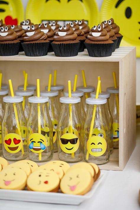 Epic Emoji, Emoji Birthday Party Ideas, Emoji Party Decorations, Emoji Birthday Cake, Party Emoji, Birthday Emoji, Emoji Cake, Emoji Birthday Party, Emoji Birthday