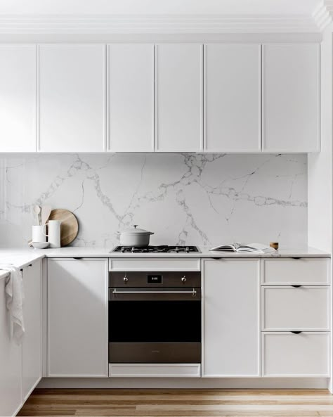 Dot➕Pop Interiors - Eve Gunson on Instagram: “Contemporary Shaker | @cafe_kitchens Photography & Styling @the.palm.co” Home Paint Colors, Shaker Kitchen Doors, White Shaker Kitchen, Classic White Kitchen, Home Paint, Home Decor Bathroom, Shaker Style Kitchens, All White Kitchen, Compact Kitchen