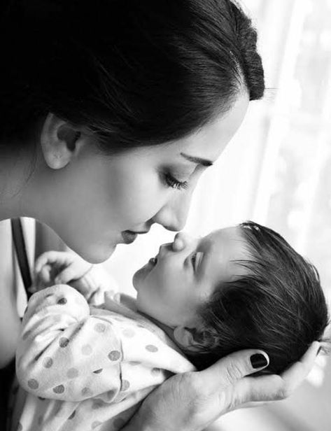 Mom Infant Photoshoot, Newborn Shoot With Mom, Newborn Photo Poses With Parents, Poses With Newborn Baby, Newborn Pics With Parents, Newborn Photography Poses Parents, 2 Month Old Photo Shoot Ideas, Mom And Baby Poses Photo Ideas, Baby Mom Photoshoot