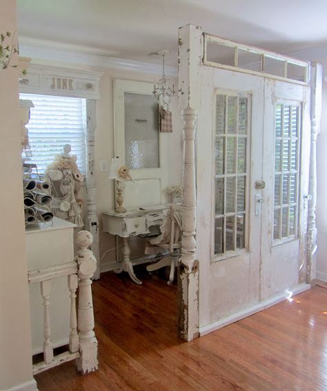 Cenefas Junk Chic Cottage, Cocina Shabby Chic, Shabby Chic Decorating, Salvaged Doors, Smart Tiles, Doors Repurposed, Chic Kitchen, Shabby Chic Kitchen, Old Doors