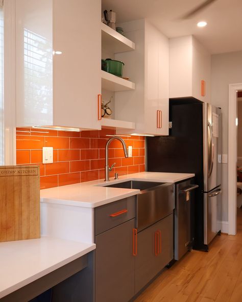 Orange Tile Kitchen, Latest Kitchen Designs, Orange Tiles, White Kitchens, All White Kitchen, Kitchen Tiles, Kitchen Colors, Vibrant Orange, White Kitchen