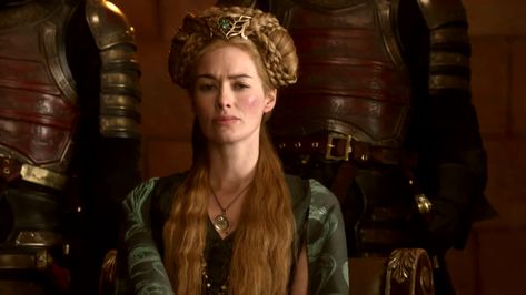 Cersei Lannister's Fashion Evolution Through 'Game Of Thrones' And How Her Wardobe Mirrors Her Character Cersei Lannister Hair, Lannister Fashion, Sansa Stark Hair, Cersei Lannister Costume, Targaryen Hair, Game Of Thrones Cersei, Queen Cersei, Game Of Thrones Sansa, Ugly Hair