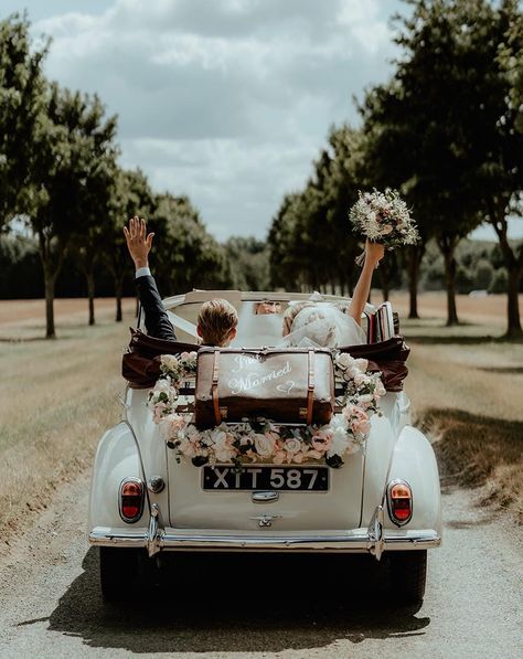 Just Married Convertible Car, Wedding Getaway Car Convertible, Wedding Convertible Pictures, Wedding Convertible Car, Convertible Car Wedding Photo, Just Married Photos Ideas, Wedding Send Off Car, Just Married Car Ideas, Partridge Photography