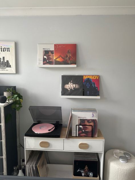 The Weeknd Record, Record Player Setup Bedroom, Room Inspo Music, Music Shelves, Billie Eilish Room, Record Room Ideas, Vinyl Taylor Swift, Cottagecore Room Ideas, Vinyl Record Room