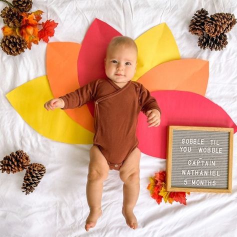 1 Month Photoshoot Ideas At Home, November Baby Photoshoot, Baby Pictures At Home, Baby Fall Photoshoot, Baby Holiday Pictures, Holiday Baby Pictures, Fall Baby Photos, Monthly Photoshoot, Baby Holiday Photos