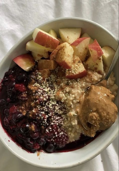 Porridge Aesthetic, Jam Homemade, Porridge Bowl, Apple Blueberry, Oatmeal Porridge, Yogurt Bowls, Homemade Oatmeal, Healthy Lunch Snacks, Blueberry Compote