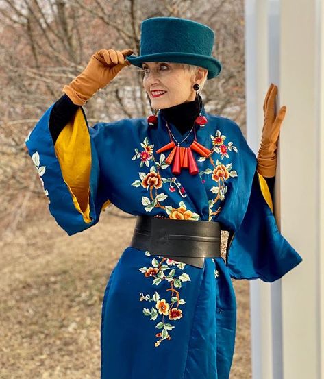 Style Crone on Instagram: “I’ve taken to belting my oversized kimonos and in this case, adding the #tophat by @eastvillagehats and the #statementearrings by…” Fashion Vocabulary, Advanced Style, Ageless Style, Older Fashion, Look Older, Fashion Mistakes, Style Mistakes, Bohemian Clothes, Inspiration Mode