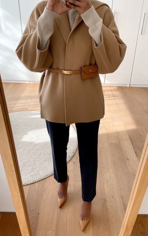 Hermes Kelly Pocket Belt outfit idea. Neutral spring outfit. Hermes Kelly Pocket Belt, Hermes Kelly Belt Outfit, Hermes Aesthetic Fashion, Kelly Belt Outfit, Dress Belt Outfit, Hermes Belt Women Outfits, Belt Outfits For Women, Hermes Belt Outfit, Hermes Belt Women