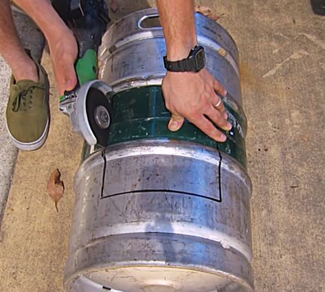 Learn to make a DIY Fire Pit from a beer keg Beer Keg Ideas Projects, Beer Barrel Ideas, Keg Table, Beer Keg Ideas, Beer Garden Design, Country Yard, Barrel Fire Pit, Waste Oil Burner, Fire Area