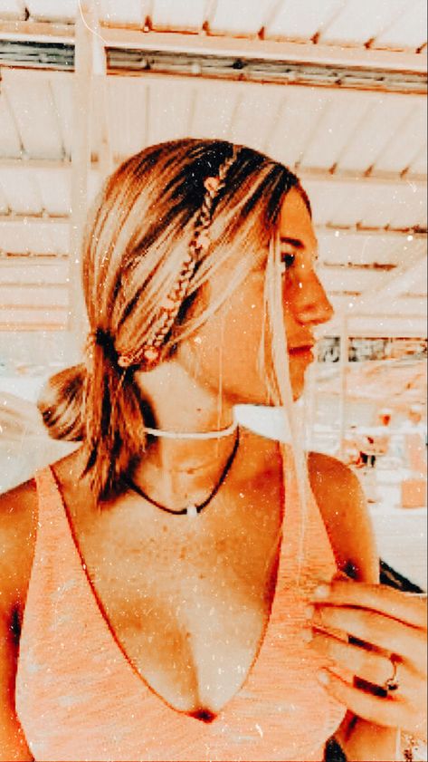 Beach Hair Short, Preppy Hair Styles, Messy Beach Hair, Summer Hair Ideas, Messy Side Bun, Preppy Hair, Preppy Hairstyles, Side Bun, Teen Summer