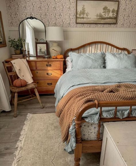 Cottage Room Ideas Bedrooms, Vintage Cottage Farmhouse Decor, Pastel Floral Bedroom Aesthetic, Vintage Farmhouse Bedding, Light Blue Cottage Bedroom, Rustic Room Ideas Bedrooms, Cottage Style Home Decor, Antique Inspired Bedrooms, Vintage Country Bedroom