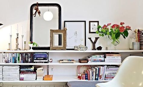 The Long, Low Shelf Is a Designer Trick That Never Fails Low Bookshelves, Deco Room, Små Rum Lidt Plads, Design Del Prodotto, Low Shelves, Small Furniture, A Living Room, Design Case, Home Fashion