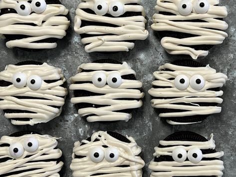 Mummy Cookies, Easy Halloween Treats, Halloween Oreos, Mummy Halloween, Halloween Treats Easy, Vanilla Icing, Halloween Mummy, Halloween Goodies, Cookie Frosting