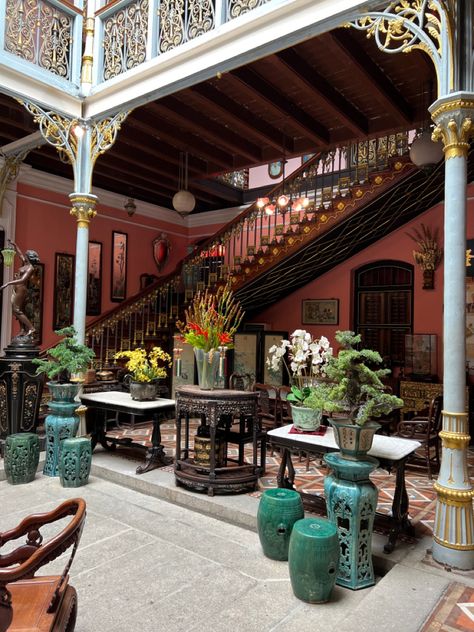 Old Shanghai Style Interior Design, Modern Traditional Japanese Fashion, French Vietnamese Interior Design, Vietnamese House Interior, Southeast Asian Apartments, Peranakan Architecture, Ancient Chinese House, Chinese Interior Design Traditional, Hong Kong Interior Design