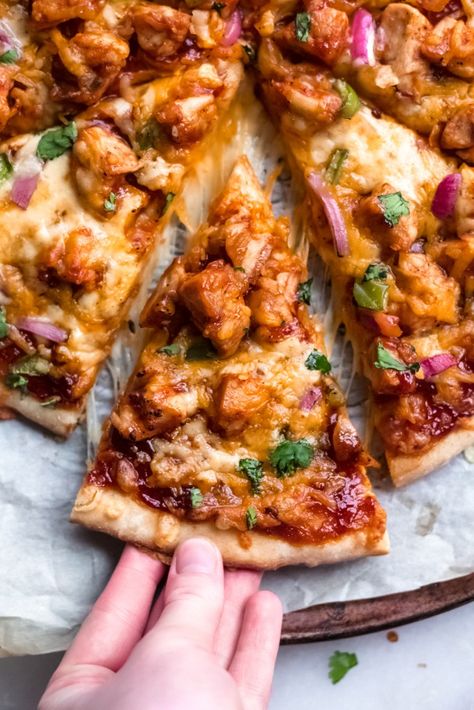 Bbq Chicken Pizza Recipe, Barbecue Pizza, Barbecue Chicken Pizza, Braised Chicken Breast, Easy Bbq Chicken, Resep Pizza, Chicken Pizza Recipes, Pizza Fatta In Casa, Bbq Chicken Pizza