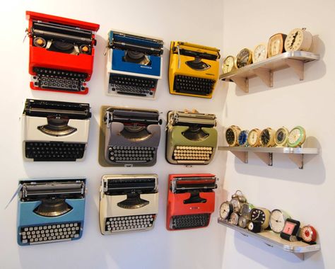 Love these Vintage typewriters & clocks as an art display -   Collectibles on a wall. Typewriter Vintage, Things Organized Neatly, Collected Interiors, Live Room, Antique Typewriter, Vintage Typewriters, Interior Stylist, Displaying Collections, Fun Decor