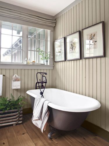 Bright idea: An old mailbox finds new life as a bath caddy. #bathroom #decor Claw Foot Bathtub, Country Bathroom Designs, Rustic Lake Houses, Primitive Bathrooms, French Country Bathroom, Small Bedrooms, Country Bathroom, Trendy Bathroom, Bad Design