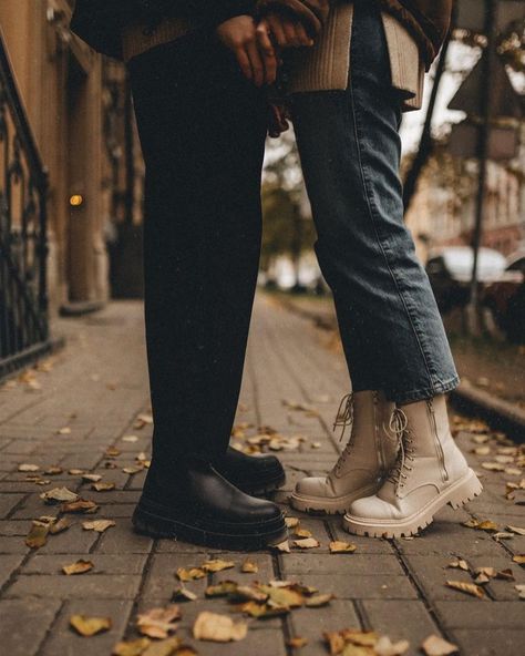 Street Photo Couple, Couple Shoot Outdoor Photo Poses, Cozy Fall Engagement Photos, Autumn Couple Photoshoot, Fall Decor Ideas For Bedroom, Fall Date Ideas, Bedroom Fall Decor, Couples City, Decor Ideas For Bedroom