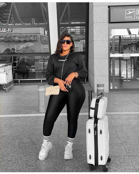 Nyc Airport Outfit, Airport Outfits Black Women, Airport Poses, Air Plane Outfit, Travelling Outfits, Airport Ootd, Airport Pics, Travel Poses, Cute Airport Outfit