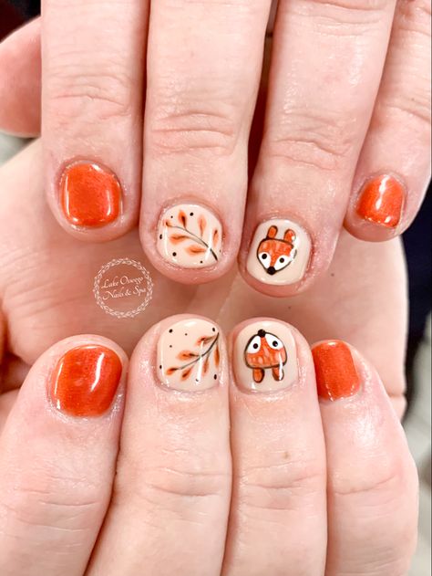 Leafy, foxy Nail Art Fox Design, Hedgehog Nails, Fox Nail Art, Foxy Nails, Ocean Nail, Fox Nails, Animal Print Nails Art, Nails Holiday, Animal Print Nails