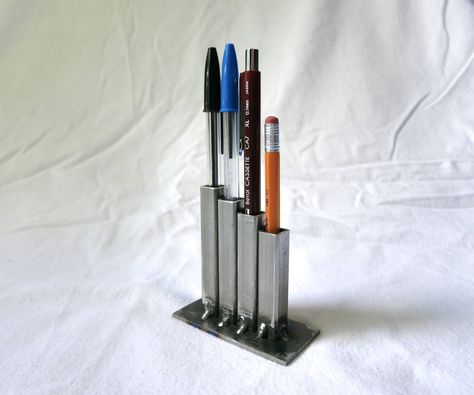 Simple Industrial Pencil Holder: While I was away at university I didn't have many opportunities to use my tools. As a result, my skills got pretty rusty. I designed this project to be a refresher of sorts, to allow me to become re-accustomed to my workshop. It's nice and simple ... Miller Welding, Metal Sculpture Artists, Welding Training, Welding Jobs, Fabrication Tools, Welding Process, Welding Rods, Diy Welding, Arc Welding