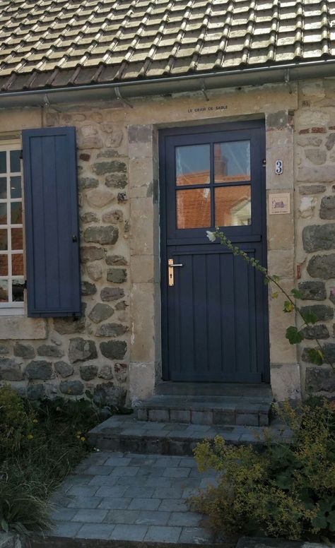 English Cottage Windows, Cottage Colours, Cottage Front Door, Fisherman's Cottage, Cornwall Cottage, Cottage Front Doors, Cottage Windows, Cornwall Cottages, Pretty Cottage