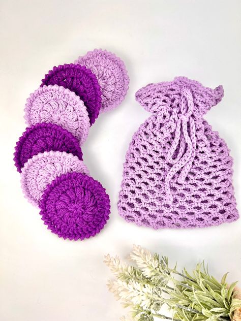 A set of round crochet face scrubbies and a mesh bag made with purple yarn. Flower Face Scrubbies Crochet Pattern Free, Crochet Face Scrubbies Pattern Free, Scrubbers Crochet, Mesh Bag Crochet, Scrubby Yarn Patterns, Bathroom Crochet, Crochet Face Scrubbies, Scrubbies Crochet, Scrubbies Crochet Pattern