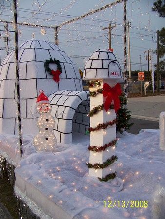 Picture Christmas Parade Float | Penguin/Igloo Christmas Float | Parade Floats Holiday Parade Floats, Penguin Igloo, Christmas Parade Floats, Office Candy, Holiday Parades, Christmas Globes, Christmas Float, Christmas Float Ideas, Christmas Yard Decorations