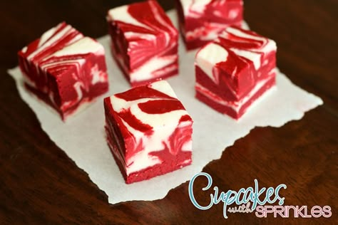 Peppermint Bark Fudge Recipe, Sweet Charcuterie, Peppermint Bark Fudge, Velvet Fudge, Red Velvet Fudge, White Fudge, Cupcakes With Sprinkles, Fudge Cupcakes, Cupcakes Oreo