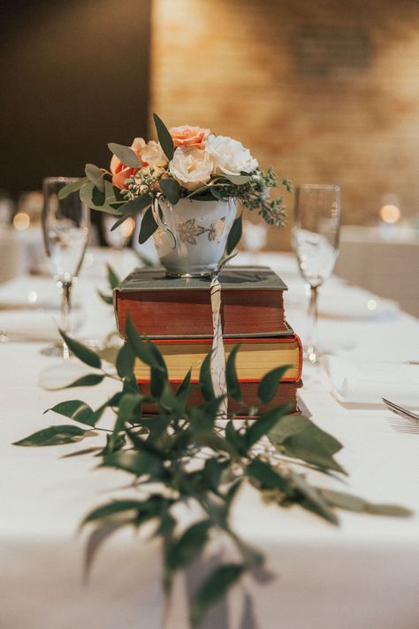 Book Centrepiece Wedding, Book Wedding Centerpieces, Florist Studio, Book Centerpieces, Vintage Wedding Table, Summer Centerpieces, Head Table Wedding, Modern Floral Design, Something Old Something New