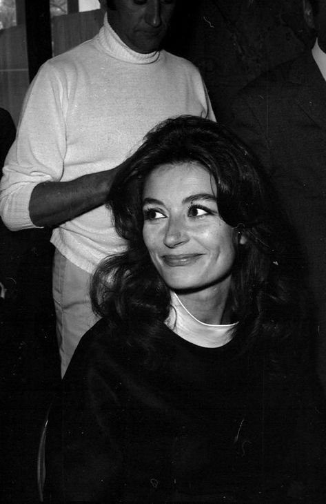 Anouk Aimee, Sofia Loren, Photographs Ideas, French Beauty, Beauty Inspo, French Actress, Vintage Glamour, Vintage Hollywood, Famous Faces