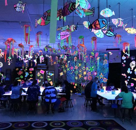 Black Light Art, Black Light Room, Art Conference, Light Art Installation, Education University, Underwater Art, Art Projects For Kids, Glowing Art, Collaborative Art