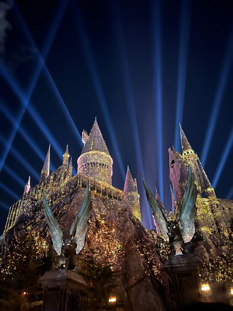 Universal Studios Hollywood, CA Universal Studios Wallpaper, Universal Studios Orlando Christmas, Aesthetic Wishes, Universal Christmas, Orlando Christmas, Universal Parks, Harry Potter Universal Studios, Universal Studios Florida, Hogwarts Castle