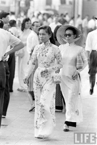 Ao dai on the streets of Saigon half a century ago Traditional Vietnamese Clothing, Decades Fashion, Vietnamese Clothing, Miss Saigon, Vietnam Fashion, Ao Dai Vietnam, Traditional Gowns, Saigon Vietnam, Vietnamese Traditional Dress