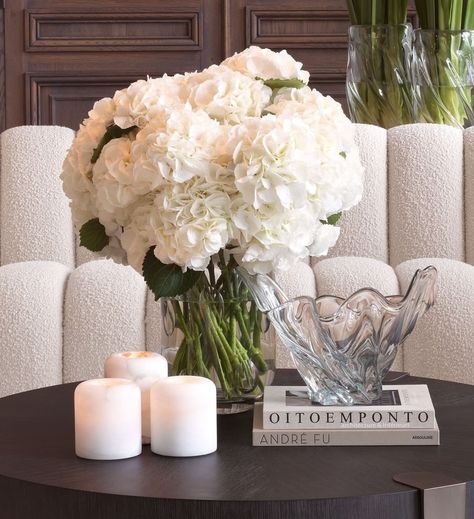 Coffee Table Flowers, Coffee Table Books Decor, Luxury Furniture Living Room, Luxury Closets Design, Table Decor Living Room, Modern Home Interior Design, Decorating Coffee Tables, Elegant Homes, Unique Furniture