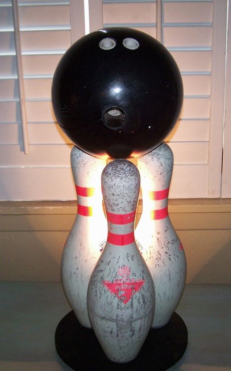 Bowling Room, Wood Clock Diy, Bowling Ball Crafts, Bowling Pin Crafts, Ball Craft, Bowling Ball Art, Bowling Tips, Ball Display, Vintage Bowling