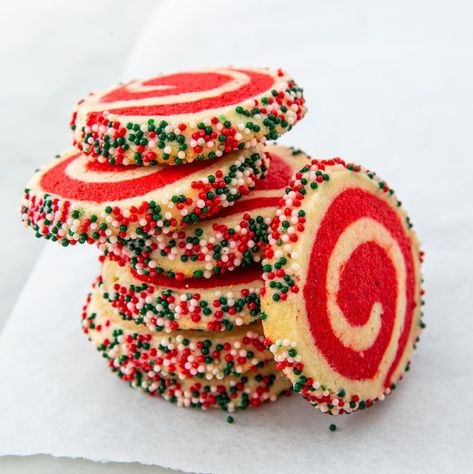 Christmas Pinwheel Cookies - Delish.com Pinwheel Cookies Christmas, Christmas Pinwheel Cookies, Pinwheel Cookies Recipe, Italian Christmas Cookie Recipes, Italian Christmas Cookies, Pinwheel Cookies, Party Cooking, Lemon Blossoms, Easy Sugar Cookies