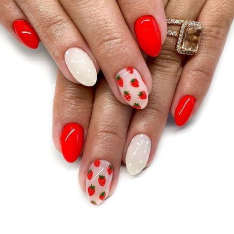 White Nails With Strawberries, Fruit Nail Art Acrylic, Summer Nails Strawberry, Berry Nails Design, Strawberry Acrylic Nails, Fruit Nails Design, Strawberry Nails Acrylic, Strawberry Nails Designs, Nail Art Trending