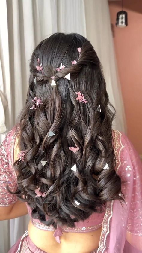 Half Bun Hairstyle, Reception Hairstyles, Lehenga Hairstyles, Hairstyles For Gowns, Hair Style On Saree, Girly Hairstyles, Half Bun, Hair Style Vedio, Engagement Hairstyles