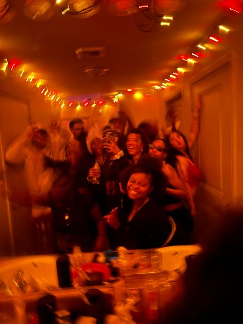 Partying Aesthetic Friends, Big House Party Aesthetic, College Dorm Party, Party Asthetics Photos, College Friend Group Aesthetic, Small House Party Aesthetic, House Party Photoshoot, Classy House Party, Big Party Aesthetic