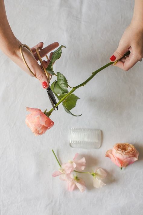 DIY Flower Hair Slide Tutorial - Bridal Musings Wedding Blog Picture Wedding Centerpieces, Wedding Hairstyles With Flowers, Hairstyles With Flowers, Wedding Table Garland, Flowers Crown, Renewal Wedding, Diy Wedding Hair, Floral Comb, Floral Hair Combs