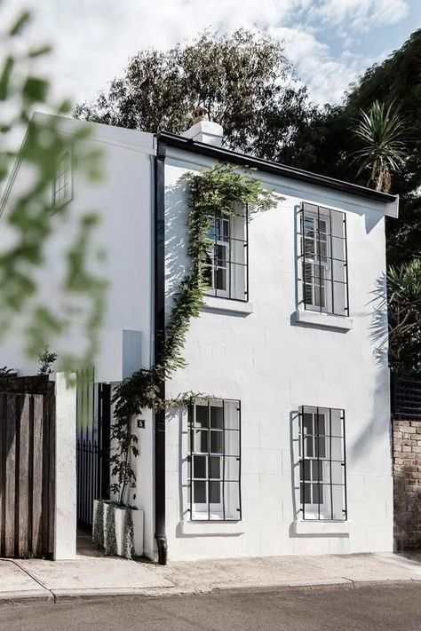 White House Exterior Ideas, White Weatherboard House, White House Exterior, Paddington Sydney, White Home Exterior, Antique White Usa, White Facade, House Exterior Ideas, Airy Interior