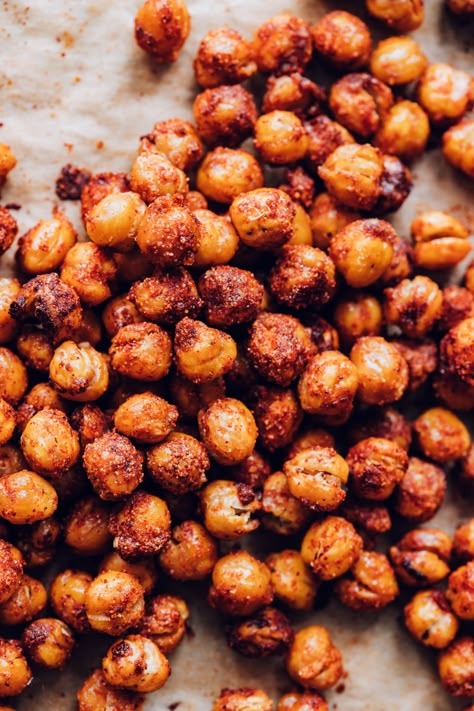 Bbq Chickpeas, Fancy Salads, Bbq Roast, Protein Rich Snacks, Bbq Spice, Chopped Salad Recipes, Vegan Party, Minimalist Baker, Crispy Chickpeas