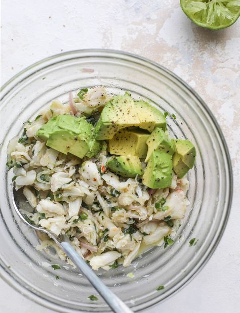 Crab Salad Toasts - Crab Avocado Salad on Buttered Garlic Toast Crepes Easy, Summer Feast, Crab Avocado, Crab Salad Recipe, Easy Crepe Recipe, Garlic Toast, Greens Salad, Salad With Avocado, Avocado Tomato Salad