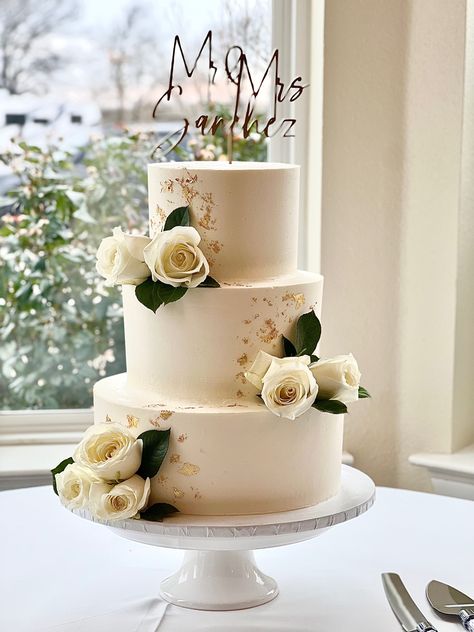 Modern Wedding Cake 2 Tier, Simple Wedding Cake White And Gold, Garden Wedding Cakes, Minimalistic Wedding Cake, Wedding Cakes Romantic, Wedding Cake Romantic, Winter Wedding Cake Ideas, Wedding Cakes Gold, Golden Wedding Anniversary Cake