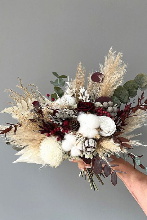 Another seasonal bouquet feels perfect for your special day. Speaking from experience, this bouquet completes your bridal look. Keep this inspiration to your winter bouquet ideas. Xmas Bouquets, Winter Boho Wedding, Wedding Table Place Settings, Winter Bridal Bouquets, Holiday Bouquet, Garden Wedding Bouquet, Wedding Flower Design, Flower Cake Toppers, Flower Girl Bouquet